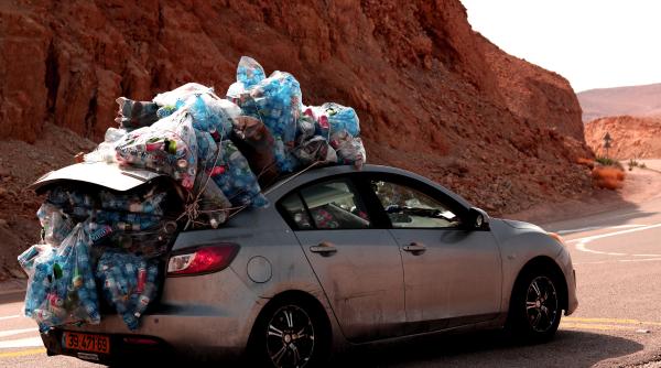 11 000 de sticle si doze reciclate intr o singura zi de un barbat a petrecut 10 ore la aparatul de reciclare ce va face cu banii stransi
