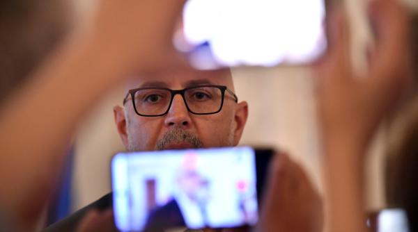 o explicatie din trei litere dupa ce kelemen hunor s a opus introducerii uniformelor scolare ideea lui daniel zamfir
