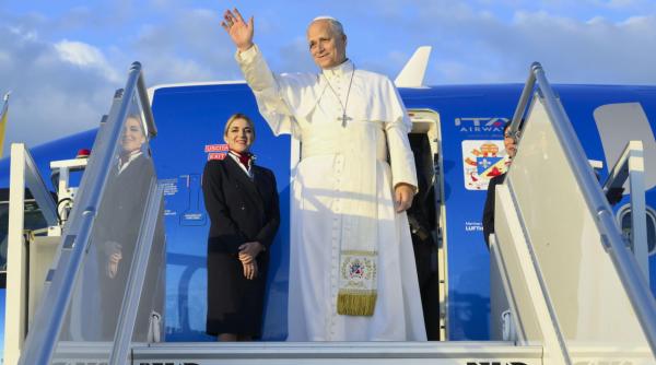 papa leon primit de emmanuel macron in vizita sa de 4 zile in franta aproape doua decenii de la ultima vizita a unui papa in hexagon