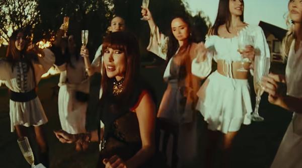 denise rifai ramona olaru si gabriela otil apar impreuna in noul videoclip lansat de diana matei hora nebunelor
