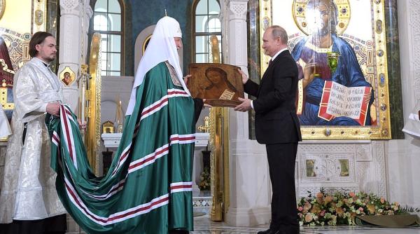 rusia a trimis pe frontul din ucraina ramasitele unui print razboinic mort de secole si moaste de sfinti
