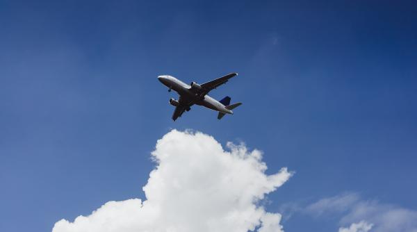 pilotii unui avion s au luat la bataie pe zborul dubai tel aviv aeronava a aterizat de urgenta in arabia saudita