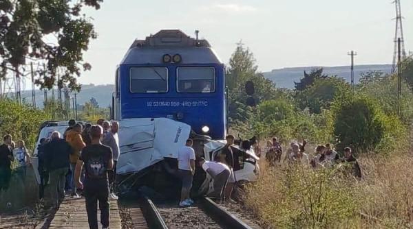 patru morti inclusiv un copil dupa ce autoutilitara in care se aflau a fost lovita de trenul bucuresti nord iasi in judetul galati