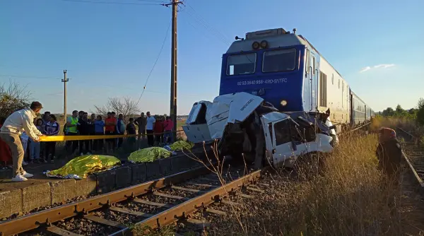 patru morti inclusiv un copil dupa ce autoutilitara in care se aflau a fost lovita de trenul bucuresti nord iasi in judetul galati