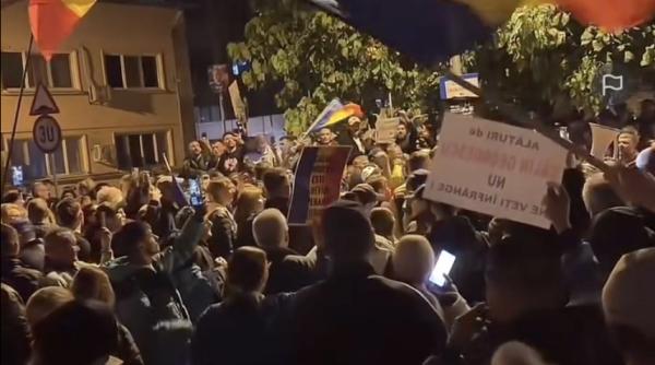 caline caline poporul e cu tine tot mai multi oameni la arestul central pentru calin georgescu