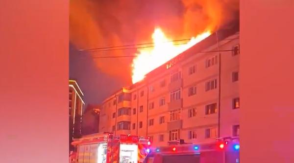 incendiu de proportii in suceava mansarda unui bloc cuprinsa de flacari