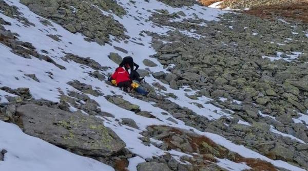 turist din bucuresti mort in muntii fagaras dupa ce a cazut 200 de metri in zona iezerul caprei
