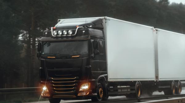 zeci de transportatori protesteaza in targu jiu nemultumiri fata de noile taxe si scumpirea combustibilului