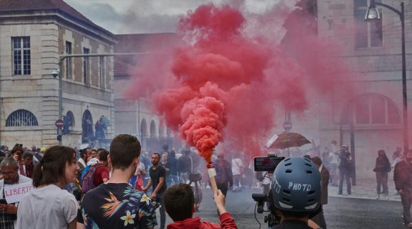 extrema stanga in spatele protestelor violente din franta analiza sociologului bogdan bucur video