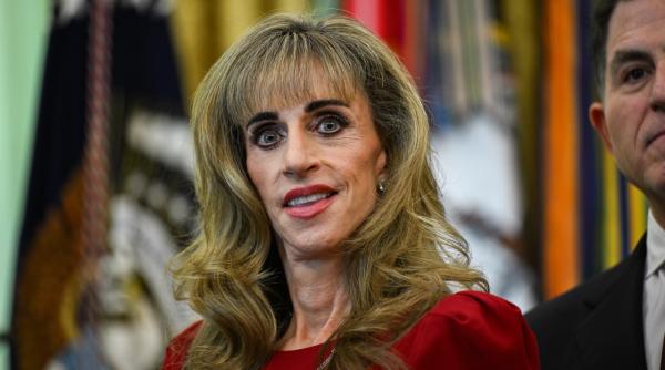 cine e susan dell femeia care a aparut langa donald trump si despre care se spune ca ar fi extraterestru video