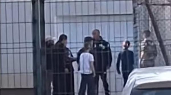 UPDATE: Tatăl și fratele elevului au fost reținuți/ Profesor de educație fizică, agresat de un elev și familia sa/ video De la ce a izbucnit conflictul