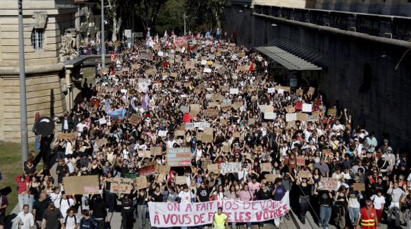 mae atentionare de calatorie in franta pe fondul protestelor posibile perturbari ale traficului rutier aerian si feroviar