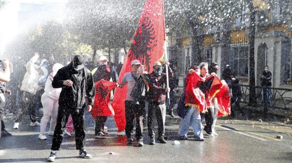proteste violente ale studentilor in albania ciocniri cu politia vitrine si magazine vandalizate