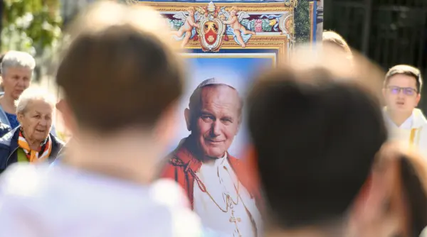 pentru prima data in istoria noastra biserica se desparte de natiune culisele vizitei papei ioan paul al ii lea in romania