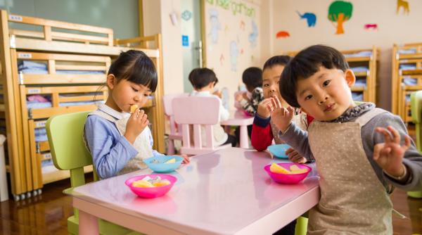 proprietara unei gradinite din china condamnata la inchisoare pe viata dupa ce sute de copii au fost otraviti alimentele colorate cu vopsea necomestibila pentru a arata bine