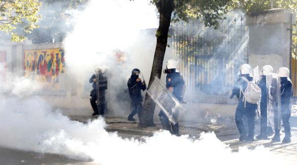 a sasea zi de proteste in albania fortele speciale au tras cu gloante de cauciuc in multime ambasada sua cere oprirea violentelor