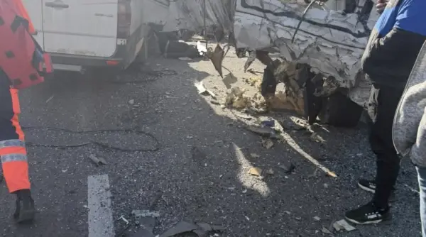 accident grav in buftea intre o autobasculanta si un microbuz cu 16 pasageri doua persoane au murit
