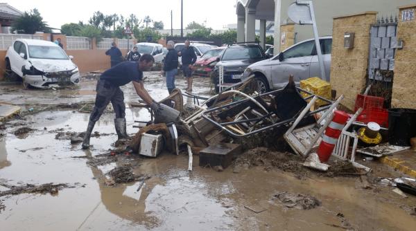 inundatiile fac prapad in spania cel putin patru morti sute de oameni blocati