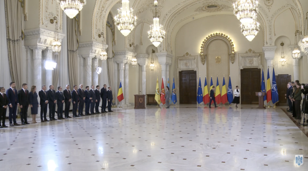 trei ministri nu au pus mana pe biblie la ceremonia de depunere a juramantului de investitura in functie a membrilor guvernului niculescu