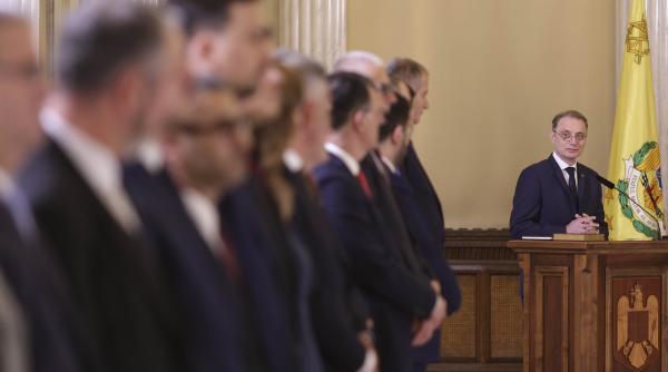 Trei miniștri nu au pus mâna pe Biblie la ceremonia de depunere a jurământului de învestitură în funcţie a membrilor Guvernului Niculescu