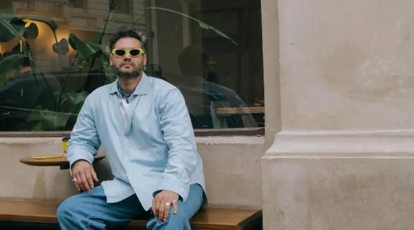 cum a decis gilbert costache sa si spuna povestea si sa vorbeasca despre comunitatea roma lucram la sange cu mine video