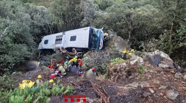 accident grav in barcelona un autobuz plin cu oameni a cazut intr o prapastie sunt peste 80 de raniti foto video
