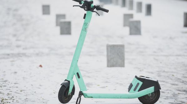 conducatorii de trotinete si biciclete electrice obligati sa poarte casca indiferent de varsta proiect adoptat de senat