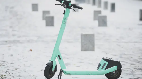 conducatorii de trotinete si biciclete electrice obligati sa poarte casca indiferent de varsta proiect adoptat de senat