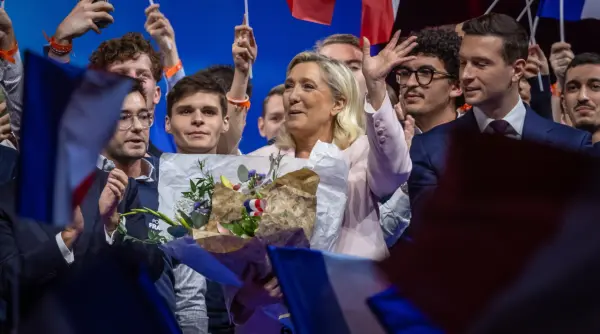 le pen se prezinta drept protectoarea frantei in ce timp ce tara se scalda in violente si probleme viziunea mea va fi in beneficiul tuturor