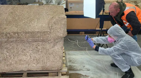 descoperire arheologica la constanta sarcofag roman de copil cu jucarii si ghirlande de flori gasit intact