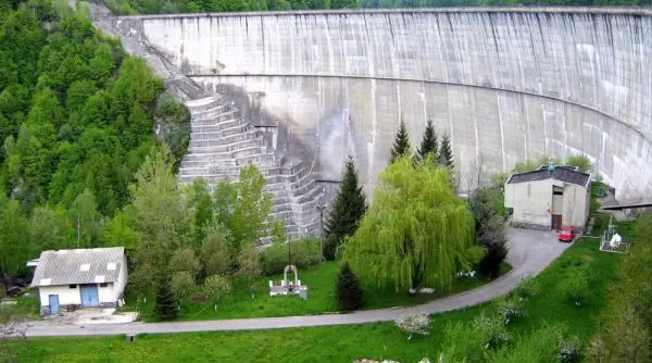 lucrarile urgente de la barajul paltinu amanate pana in 2029 prefectul prahovei avertizeaza asupra riscului unei noi crize a apei