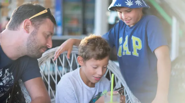 telefoane interzise la masa in mai multe restaurante din sardinia italia ce primesc familiile in schimb