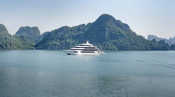 pasagerii unei nave de croaziera de lux blocati in cambodgia dupa ce pretul combustibilului a explodat cati bani au scos din buzunare pentru calatoria in jurul lumii