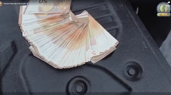 primarul benone moraru al orasului slanic moldova retinut pentru luare de mita a fost prins in flagrant cand ar fi primit 6 000 de euro video