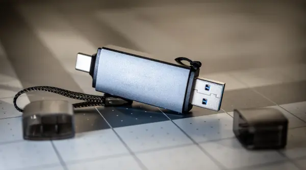 mii de stick uri de memorie cu informatii sensibile ale spionajului britanic de negasit agentia nu stie unde se afla