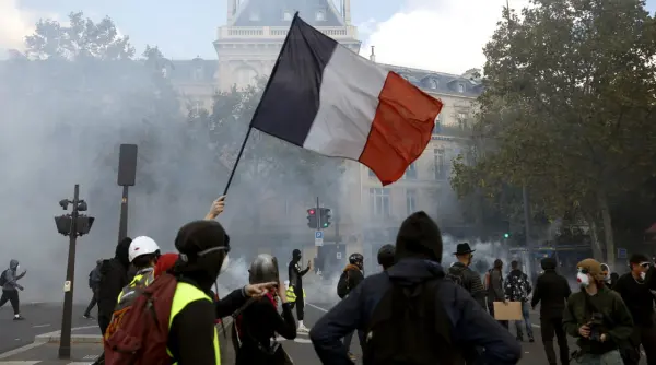 aproape 500 000 de protestatari au iesit in strada in franta sambata ciocniri cu politia la paris lyon rennes marisilia video