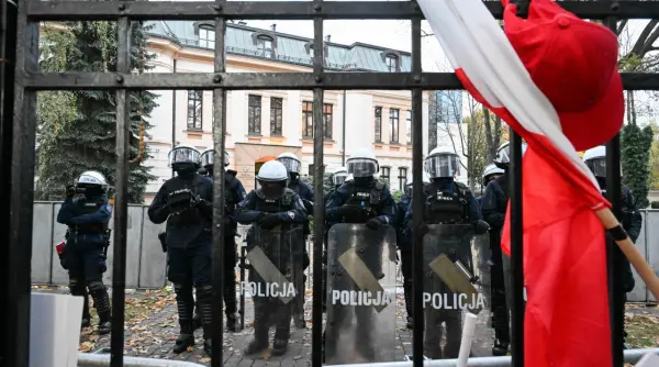 un barbat inarmat a fost arestat la protestul din polonia avea legitimatie falsa si fata acoperita