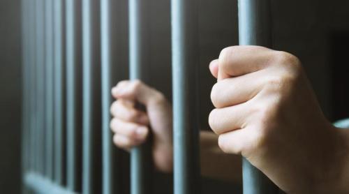 Părinții adolescentului care a comis atacul armat din Belgrad, condamnați la închisoare. Decizia instanței după rejudecarea cazului