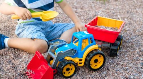 Sărăcia modelează creierul copiilor mai mult decât stilul de parenting sau IQ ul, arată un studiu