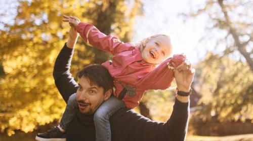 Tăticii care știu să se distreze fac 5 lucruri corect în parenting, pe care mulți oameni le uită. Specialist: „Merită să le împrumuți”
