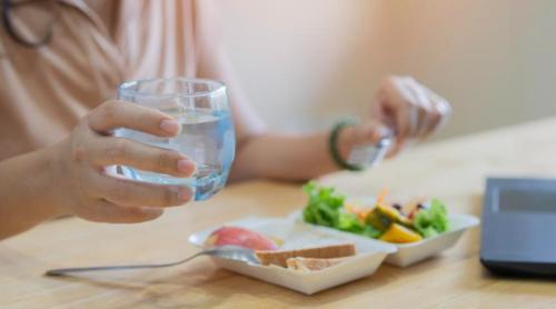 Ce se întâmplă, de fapt, dacă bem apă în timpul mesei. Nutriționiștii explică cel mai mare mit