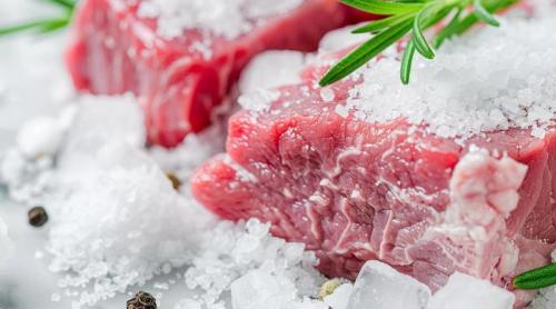 Cum se dezgheață corect carnea vara. Reguli esențiale pentru siguranța alimentară