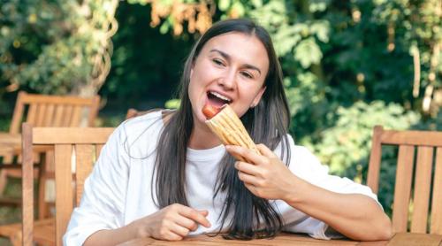 Este mai periculos să mănânci fast food dimineața sau seara? Nu este vorba doar despre calorii