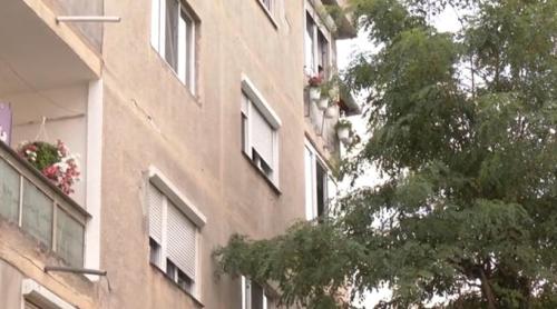 Fetiță de doi ani, în stare gravă după ce a căzut de la etaj. Vecinii spun că au auzit o plângând minute în șir, iar părinții dormeau