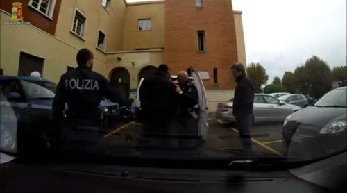 O româncă și fiul ei, condamnați în Italia pentru trafic de migranți. Domnica îi ascundea în cutii de carton pe care le sigila