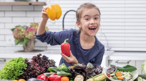 Oamenii mănâncă prea puține fructe și legume. Ce se întâmplă odată cu vârsta