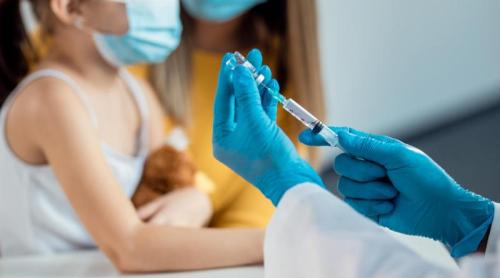 România are una dintre cele mai scăzute acoperiri vaccinale din regiune. 60.000 de copii nu au primit vaccinul ROR