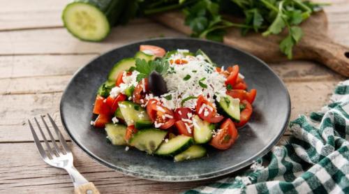 Salata care ne dă digestia peste cap, deși pare cea mai ușoară masă de vară