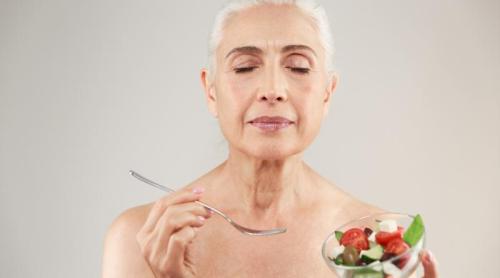 Schimbările simple din alimentație care pot reduce bufeurile și creșterea în greutate la menopauză