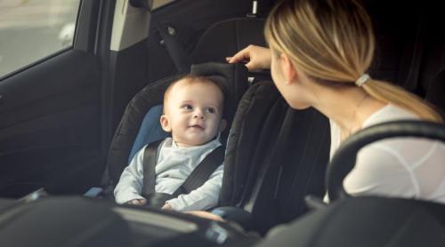 Siguranța auto a copiilor la drum lung. De ce „fentează” românii regulile de circulație și cum să gestionezi plânsul din scaun 